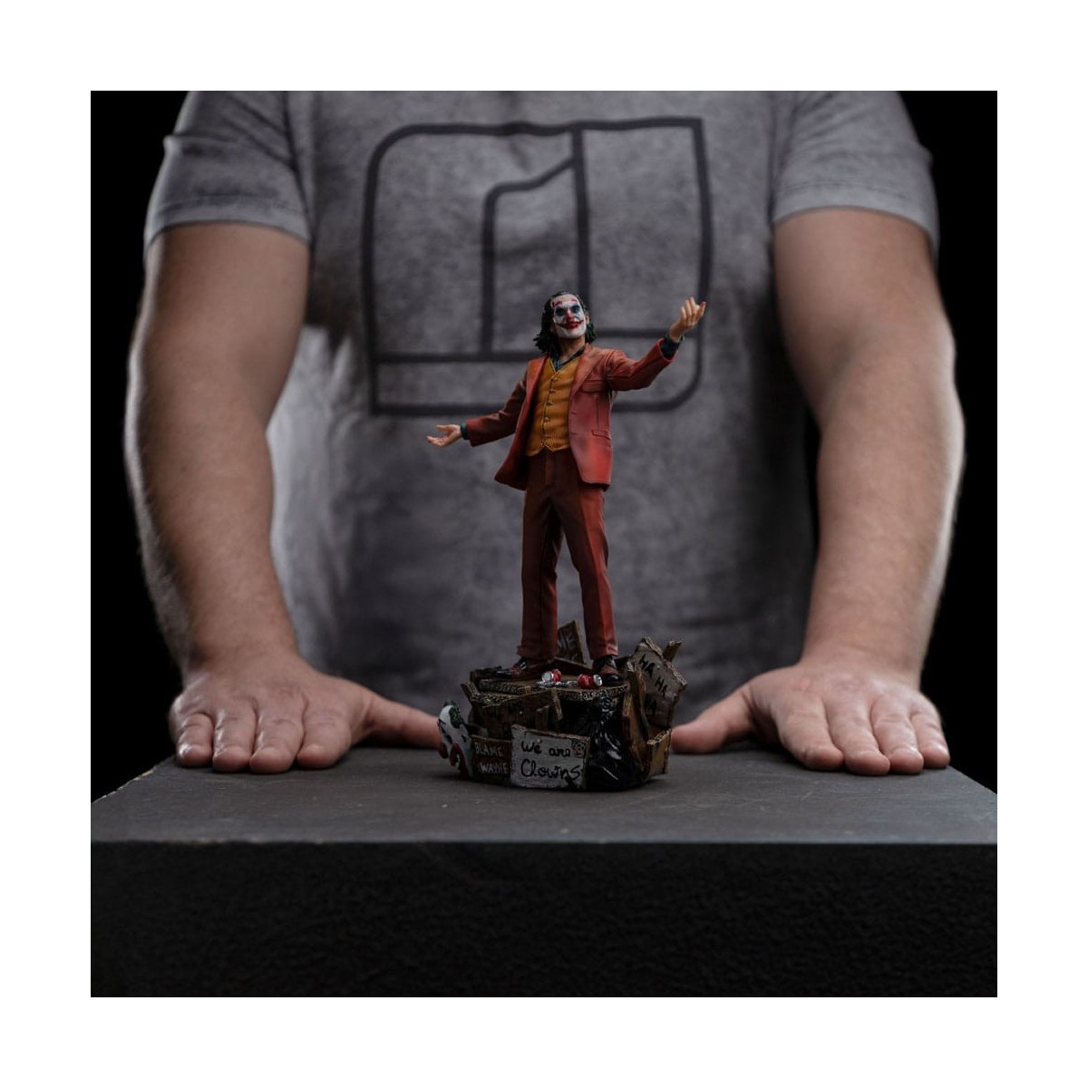 Iron Studios DC Comics - Joker (Arthur Fleck) Deluxe Arts Scale 1/10