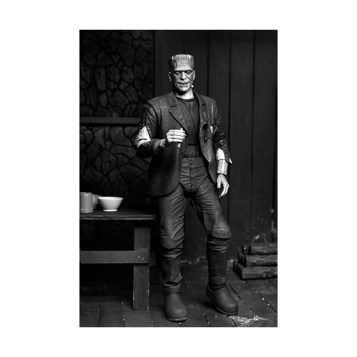 NECA - Ultimate Frankenstein's Monster (Bride of Frankenstein) Black & White Version - Universal Monsters
