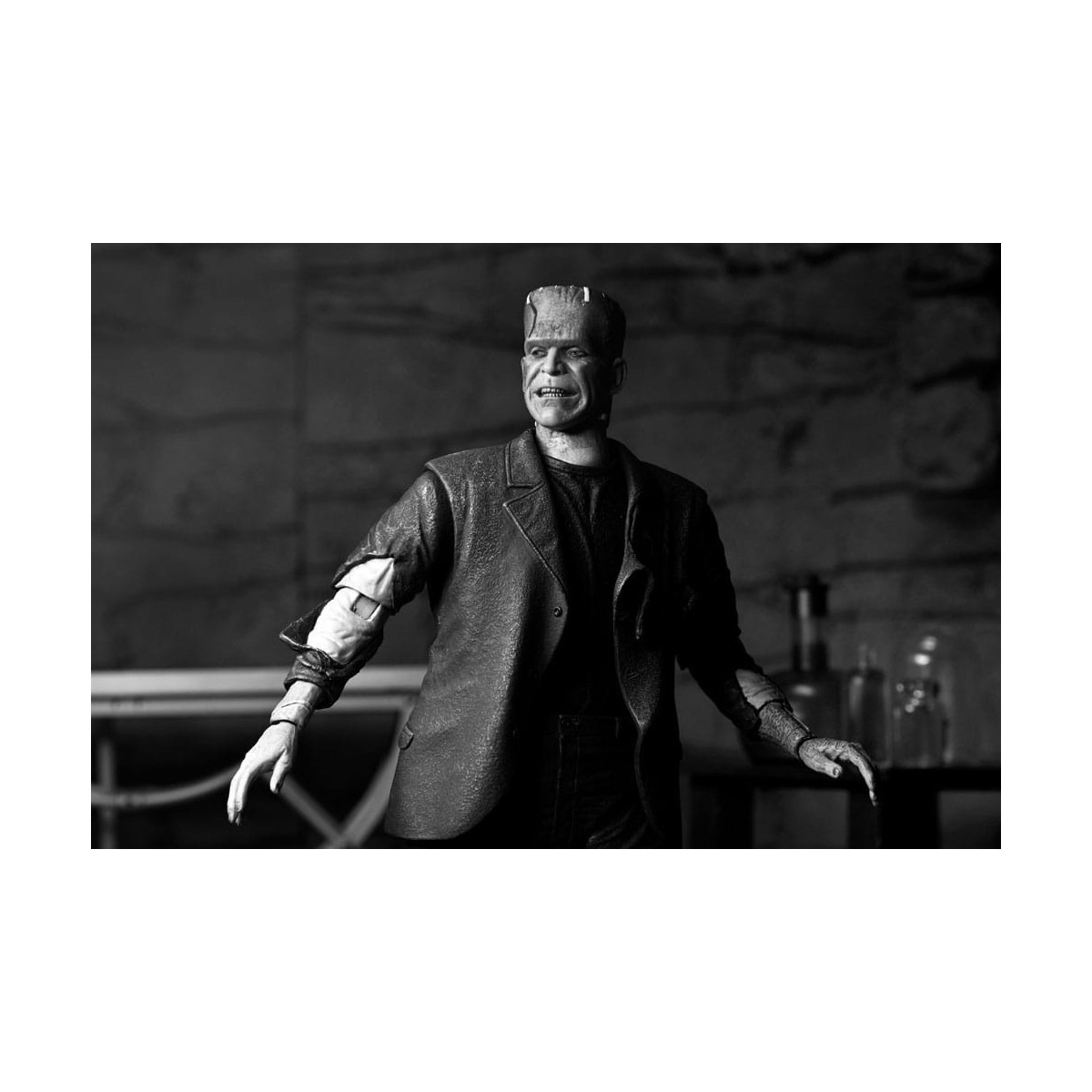 NECA - Ultimate Frankenstein's Monster (Bride of Frankenstein) Black & White Version - Universal Monsters