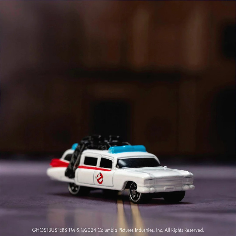 Jada Toys - Ghostbusters Stay Puft marshmallow man with Cadillac Ecto-1 - Nano Scene 1/64