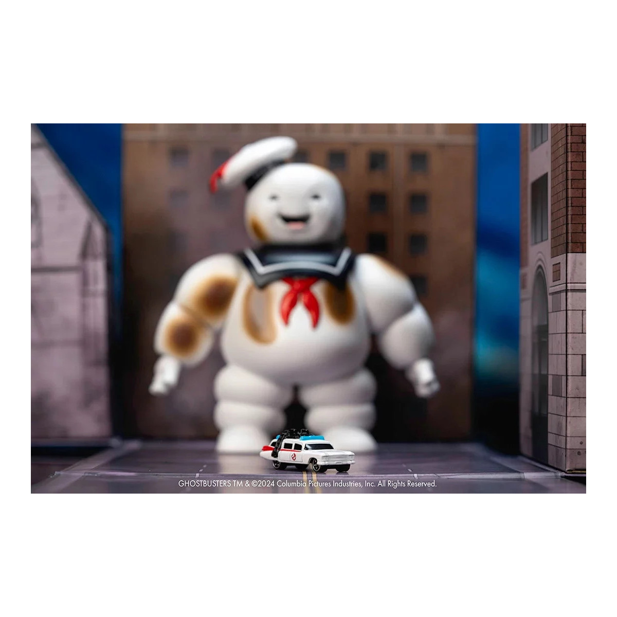 Jada Toys - Ghostbusters Stay Puft marshmallow man with Cadillac Ecto-1 - Nano Scene 1/64