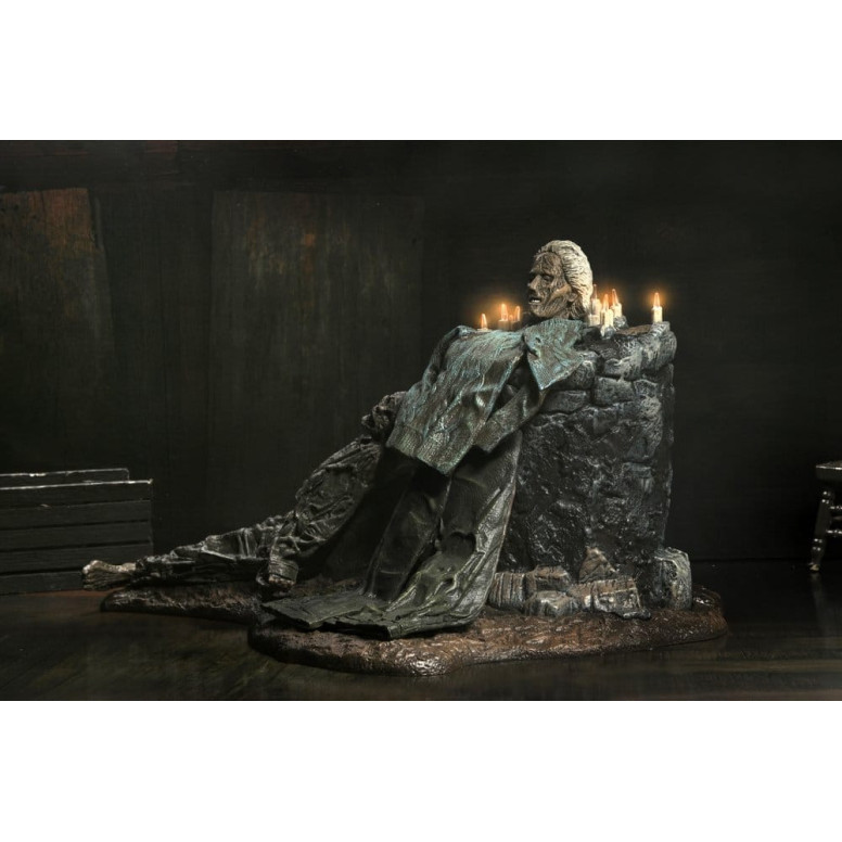 Neca Friday the 13th: The Game - Diorama Pamela Shrine
