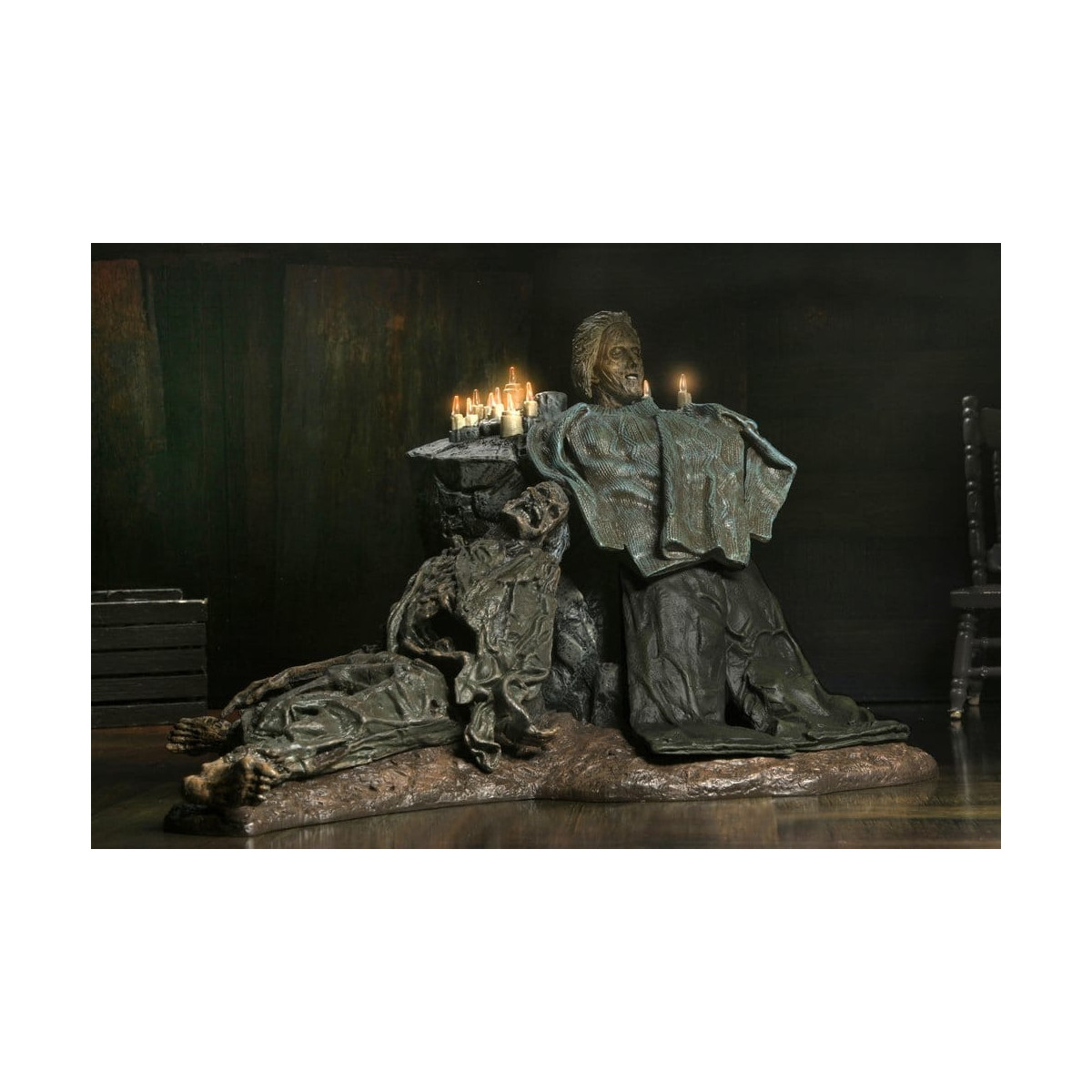 Neca Friday the 13th: The Game - Diorama Pamela Shrine