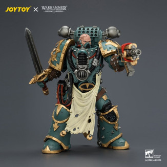 JoyToy - Sons of Horus - Maloghurst the Twisted, the Warmaster's Equerry with Legion Standard and Banestrike Bolter 1/18