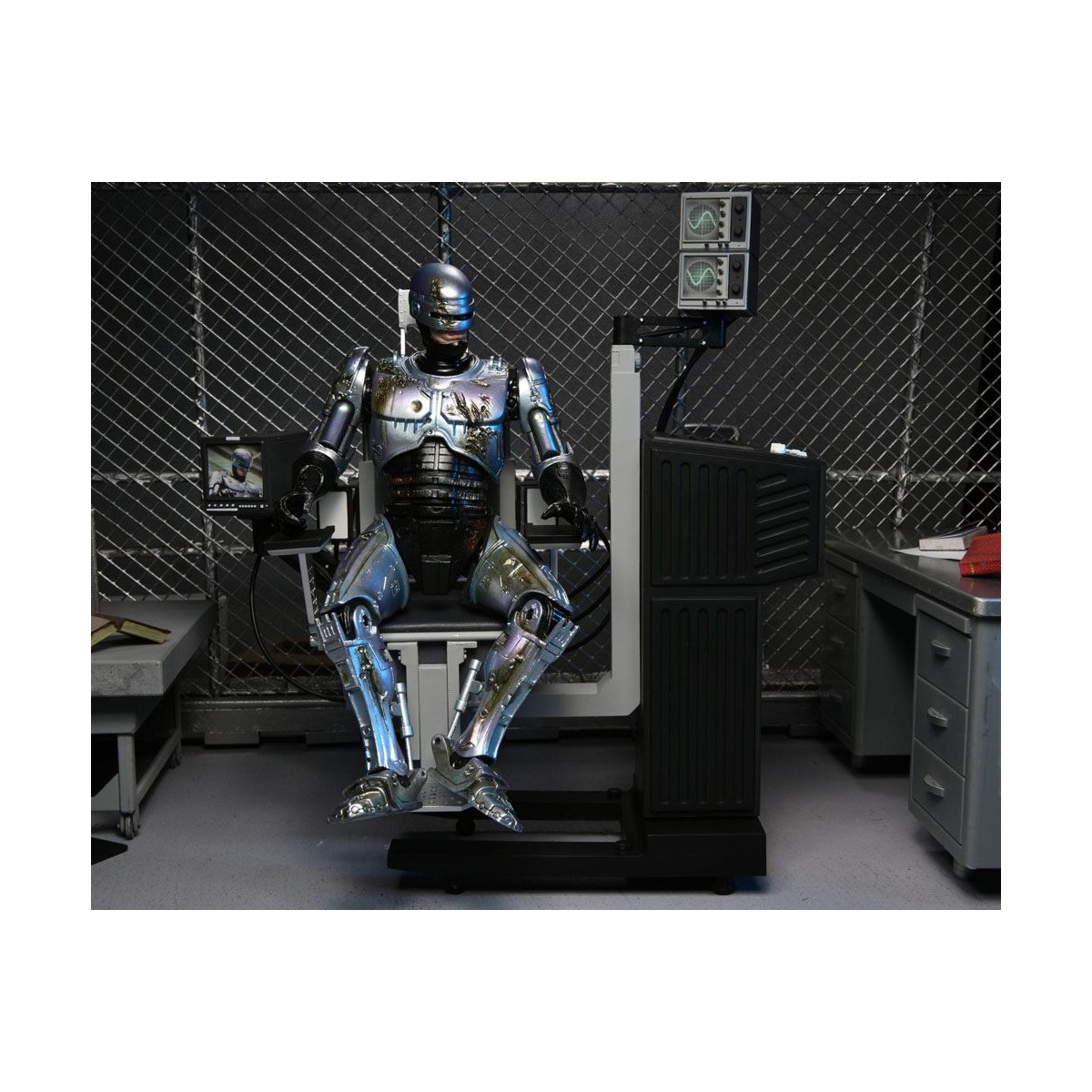 Neca - RoboCop - Ultimate Battle Damaged RoboCop with Chair