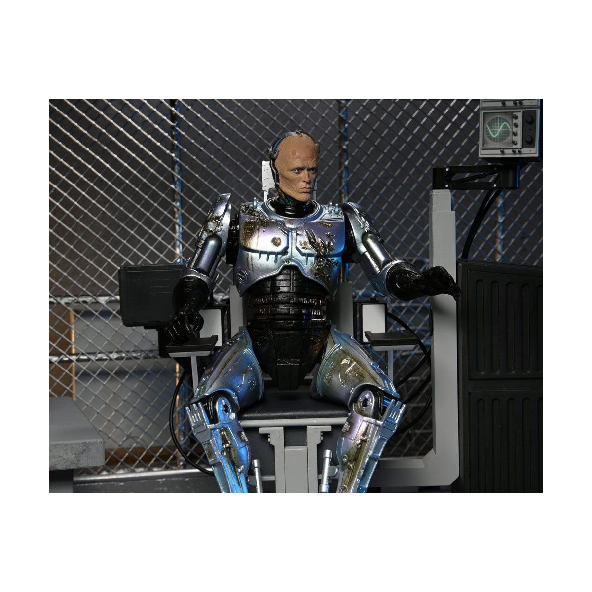 Neca - RoboCop - Ultimate Battle Damaged RoboCop with Chair