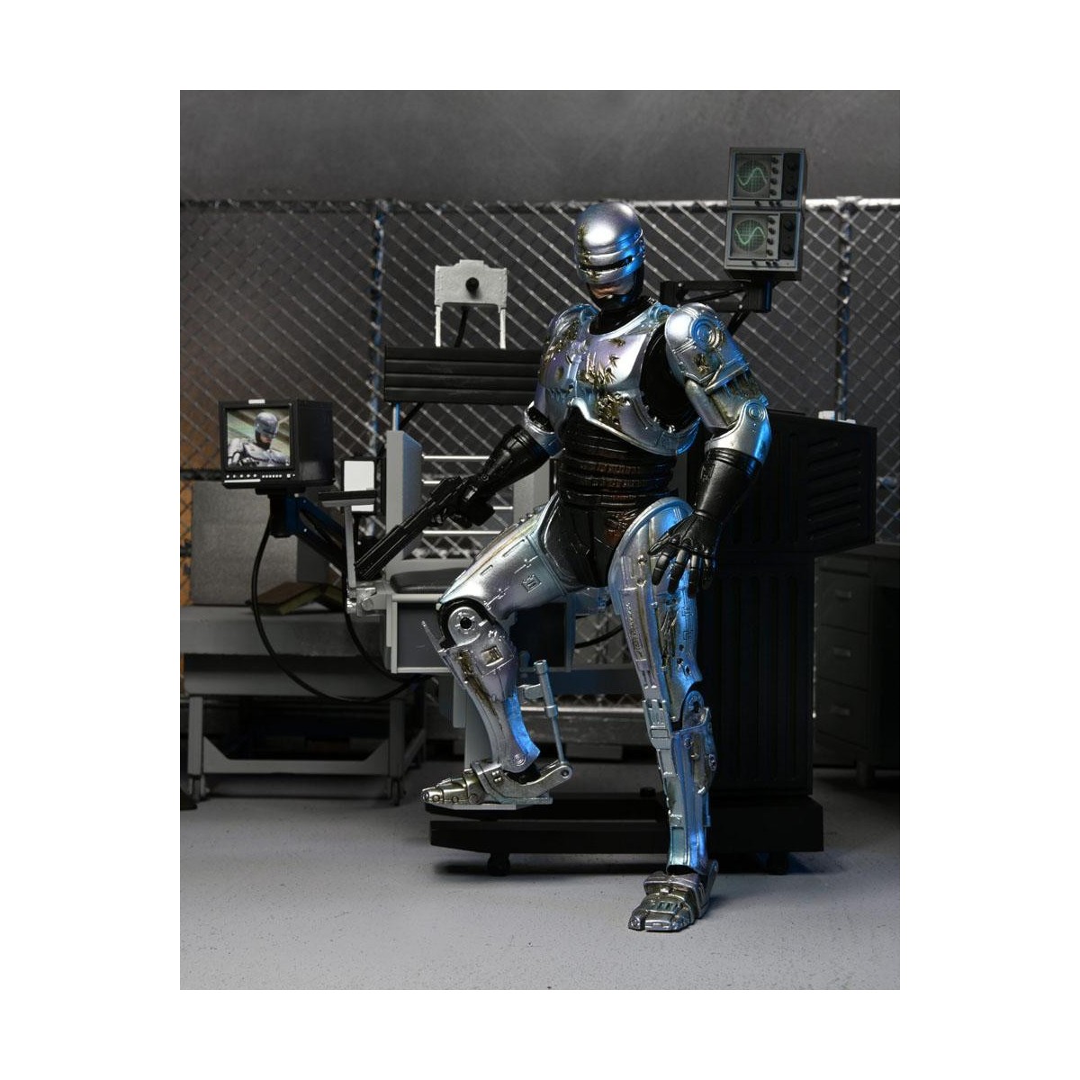 Neca - RoboCop - Ultimate Battle Damaged RoboCop with Chair