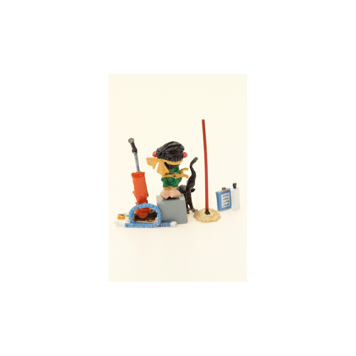 Pixi - Spirou - Champignac sitting on his canteen