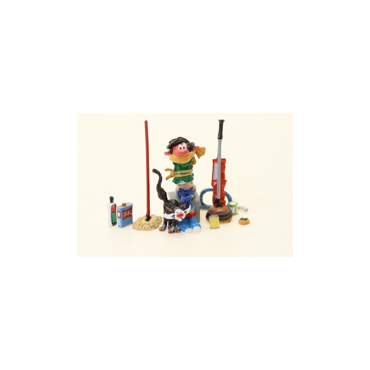 Pixi - Spirou - Champignac sitting on his canteen