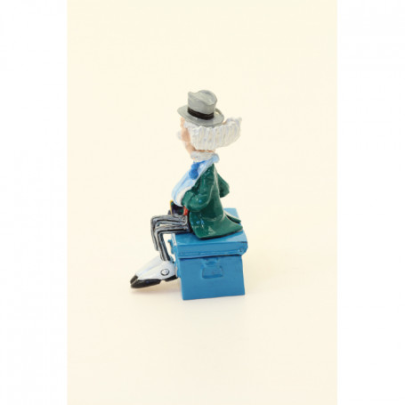 Pixi - Spirou - Champignac sitting on his canteen