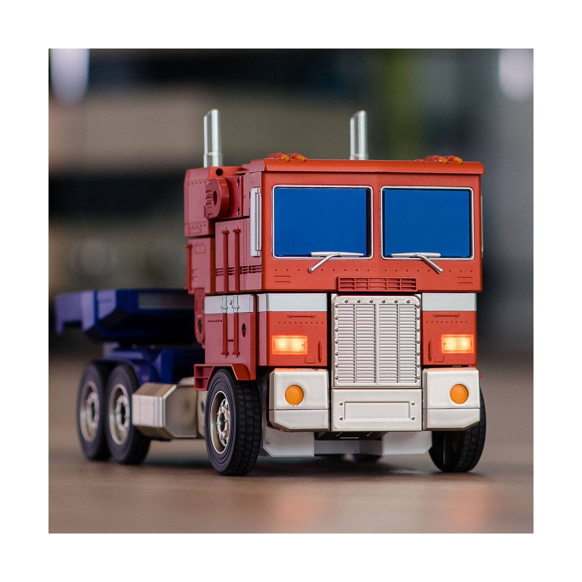 Robosen - Transformers Optimus Prime - interactive self-transforming robot - English version