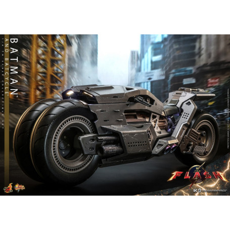 Hot Toys - DC Comics - Batman (Affleck) and Batcycle 1:6 Scale Figure Set The Flash - Movie Masterpiece 1/6
